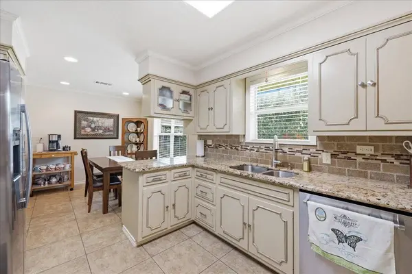 1012 Mimosa DR, Nederland, TX 77627