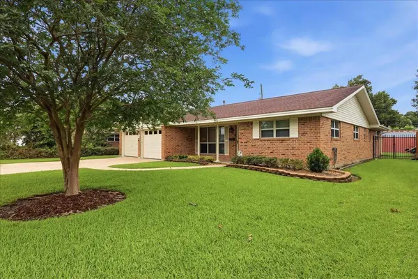 1012 Mimosa DR, Nederland, TX 77627