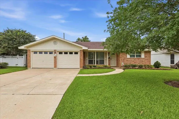 1012 Mimosa DR, Nederland, TX 77627