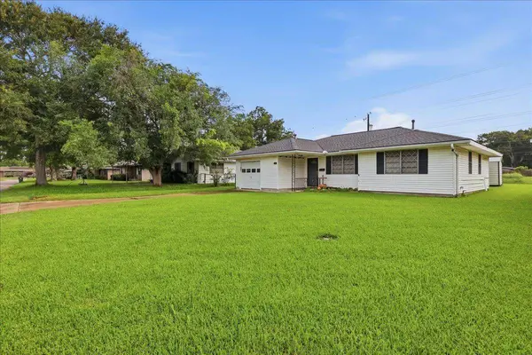 611 S 16th, Nederland, TX 77627