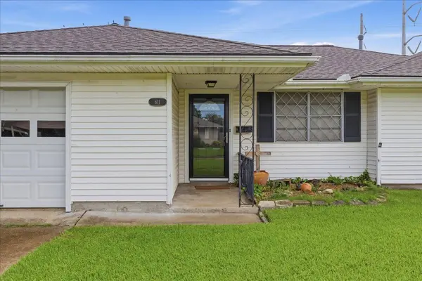 611 S 16th ST, Nederland, TX 77627