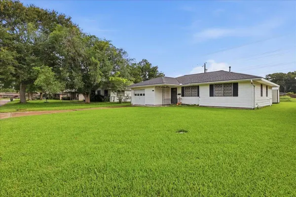 611 S 16th ST, Nederland, TX 77627