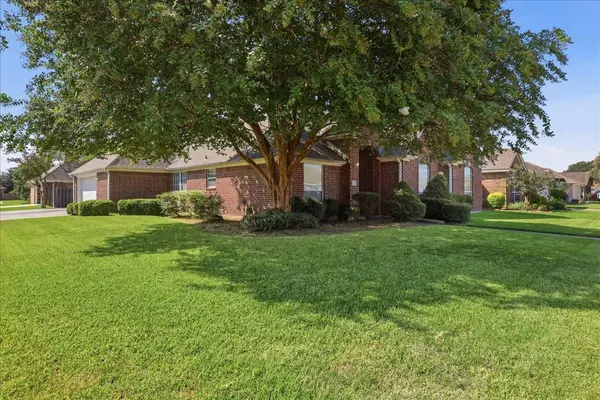 2831 Meadowbrook LN, Port Neches, TX 77651