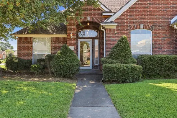 2831 Meadowbrook LN, Port Neches, TX 77651