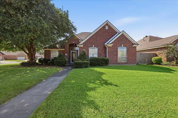 2831 Meadowbrook LN, Port Neches, TX 77651