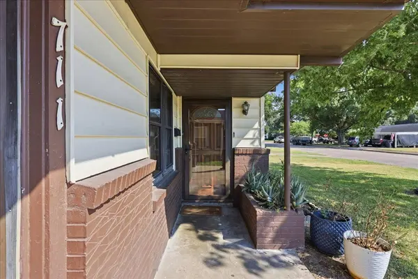 711 S 6th ST, Nederland, TX 77627