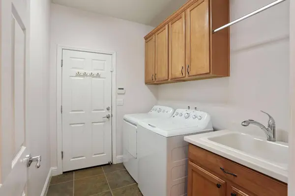 1527 Maple Valley ST, Manteca, CA 95336