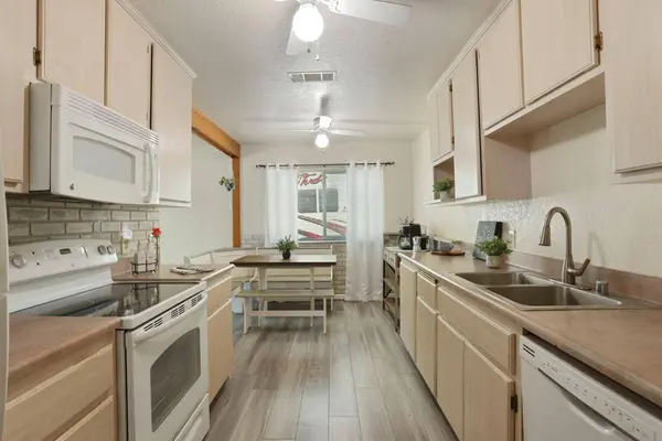 822 Buchanon LN, Manteca, CA 95336