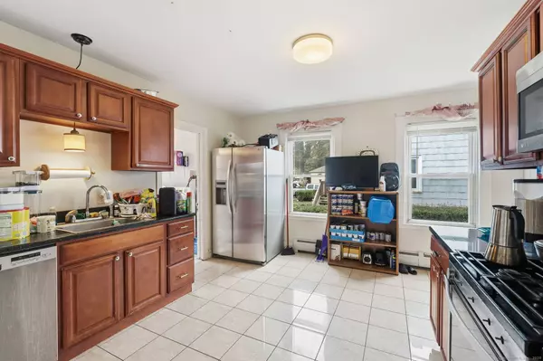 32 Moore Avenue, New London, CT 06320