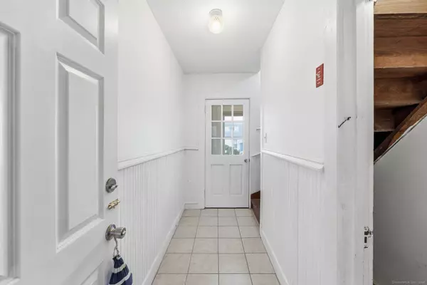 32 Moore Avenue, New London, CT 06320