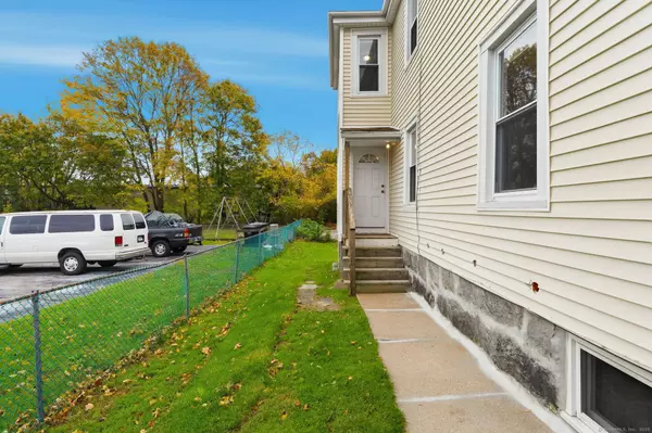 32 Moore Avenue, New London, CT 06320