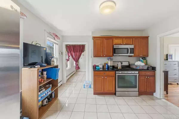 32 Moore Avenue, New London, CT 06320