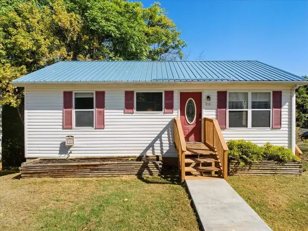 910 Gilbert Street ST, Radford, VA 24141