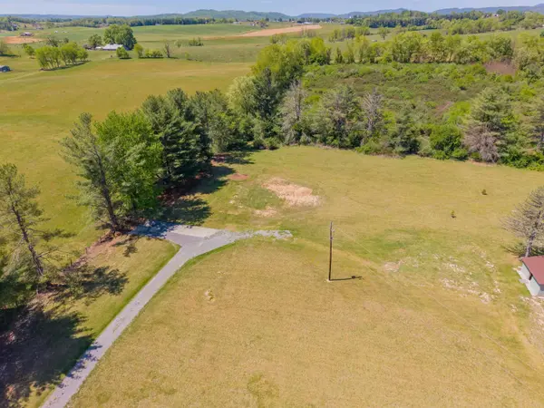 5633 Thornspring RD, Pulaski, VA 24301