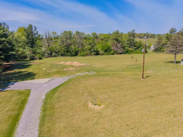5633 Thornspring RD, Pulaski, VA 24301