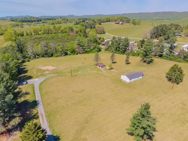 5633 Thornspring RD, Pulaski, VA 24301