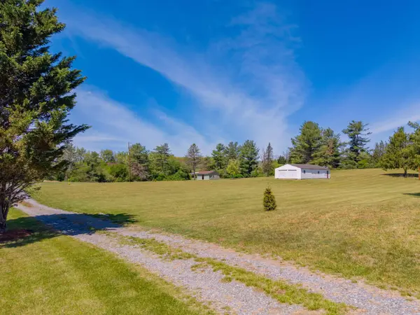 5633 Thornspring RD, Pulaski, VA 24301