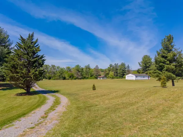 5633 Thornspring RD, Pulaski, VA 24301