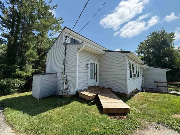 7074 Hickman Cemetery RD, Fairlawn, VA 24141