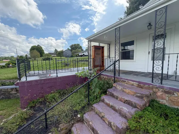 1066 PULASKI GILES TPKE, Pearisburg, VA 24134