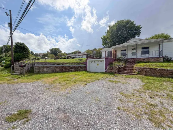 1066 PULASKI GILES TPKE, Pearisburg, VA 24134