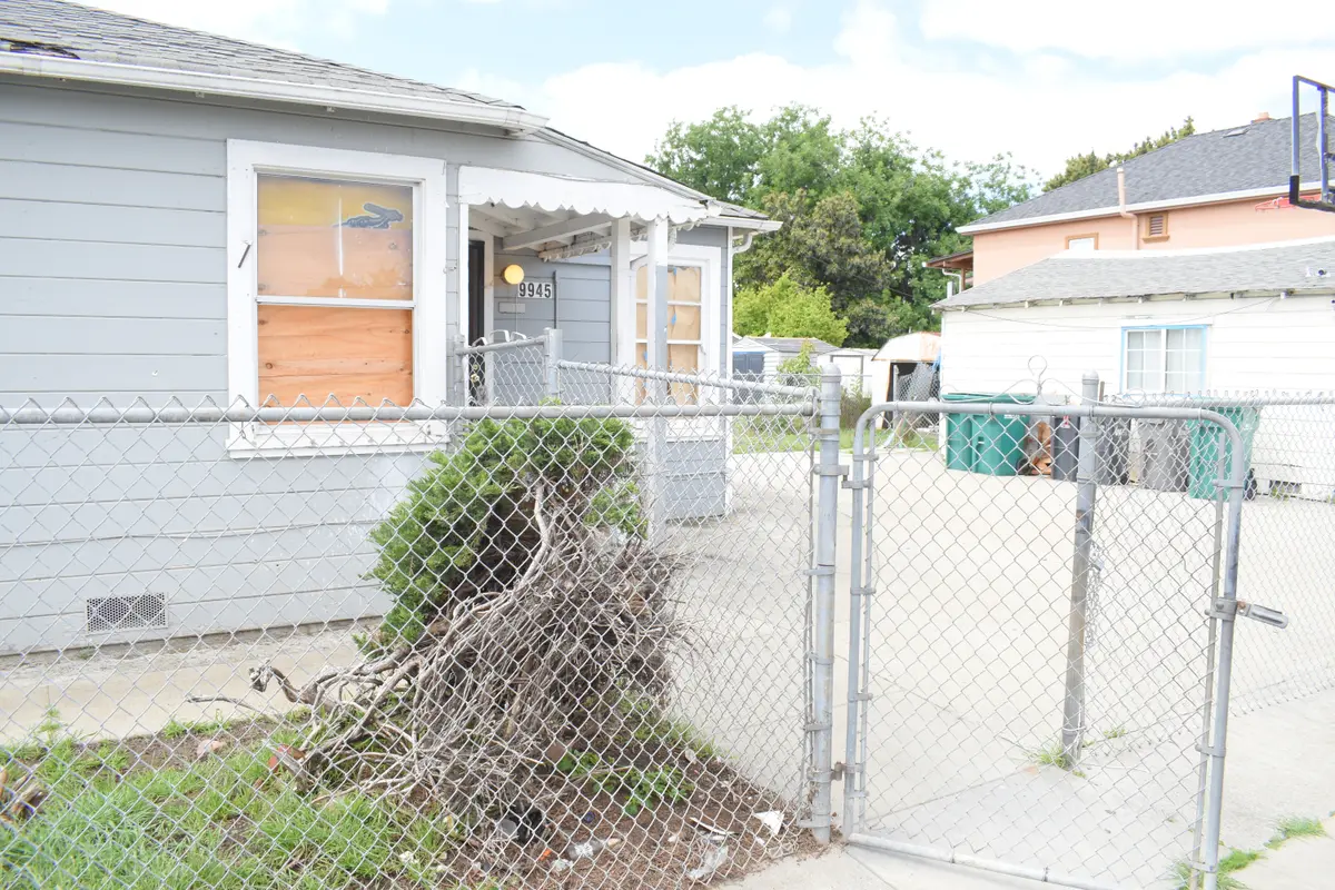 9945 B St, Oakland, CA 94603-2422