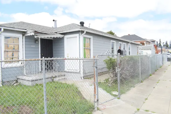 9945 B St, Oakland, CA 94603-2422