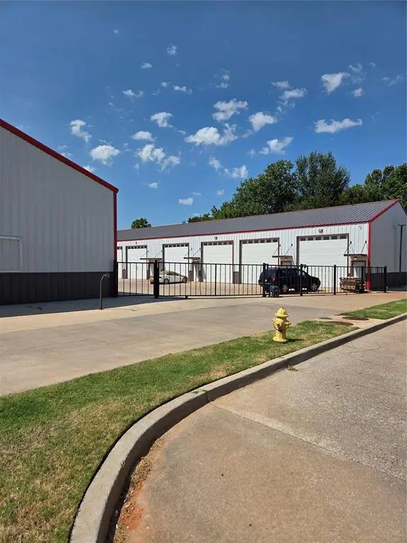 308 W State 152 HWY #110, Mustang, OK 73064