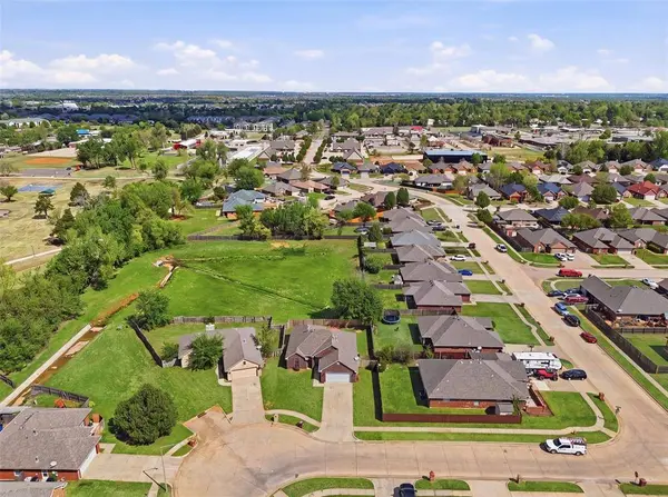 515 E Greenwood LN, Mustang, OK 73064