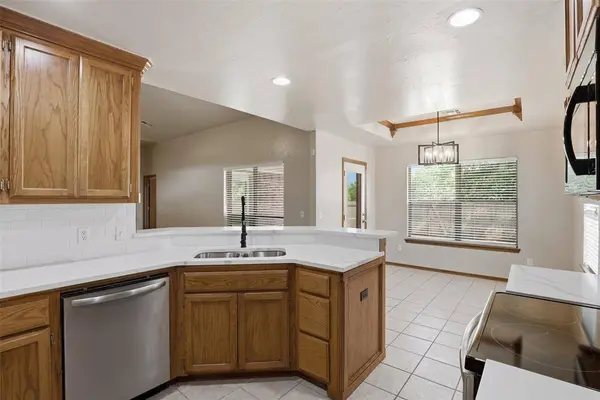 515 E Greenwood LN, Mustang, OK 73064