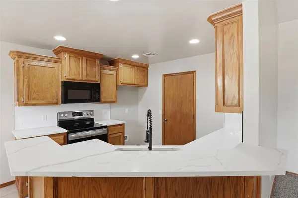 515 E Greenwood LN, Mustang, OK 73064