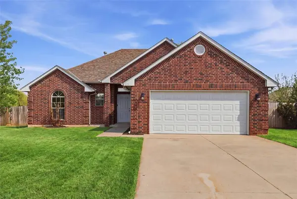 515 E Greenwood LN, Mustang, OK 73064