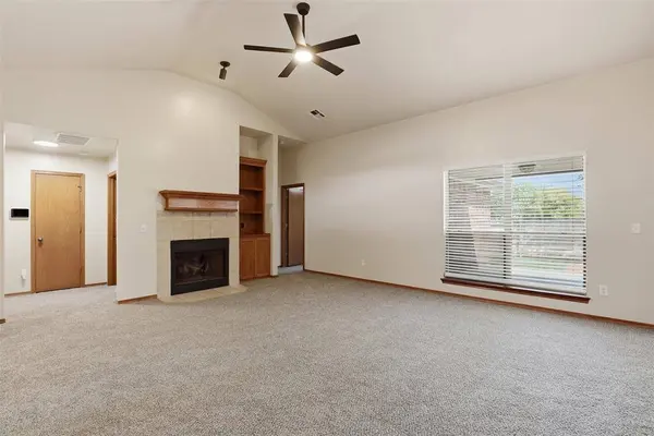 515 E Greenwood LN, Mustang, OK 73064