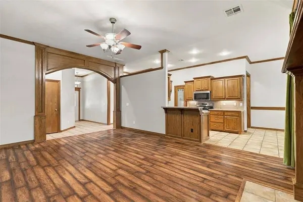 912 Regal RD, Yukon, OK 73099