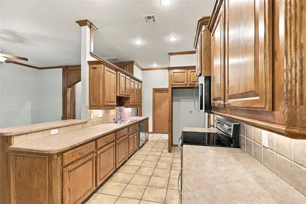 912 Regal RD, Yukon, OK 73099