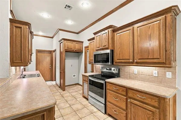 912 Regal RD, Yukon, OK 73099