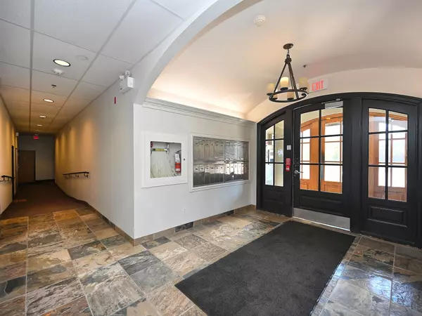 Oakville, ON L6K 3C2,455 Kerr St #302