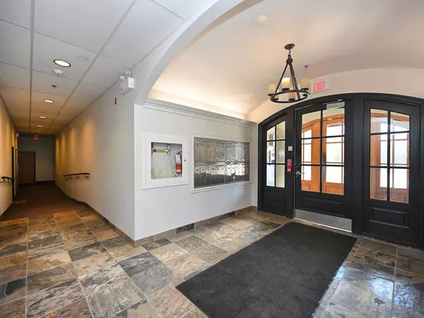 455 Kerr St #302, Oakville, ON L6K 3C2