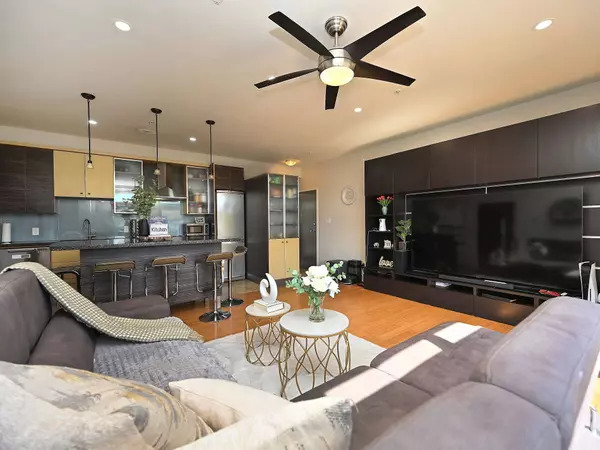 455 Kerr St #302, Oakville, ON L6K 3C2