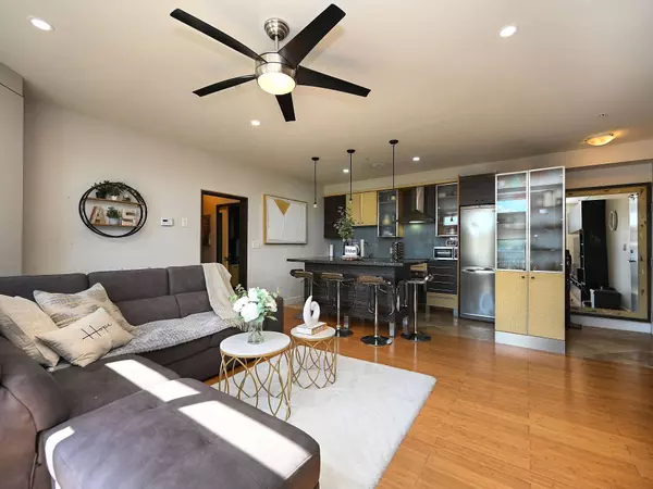 455 Kerr St #302, Oakville, ON L6K 3C2