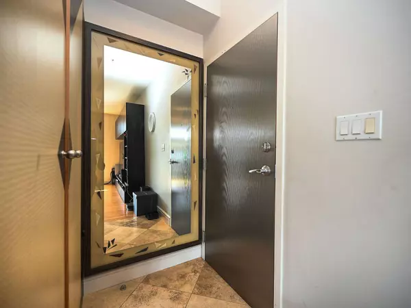 455 Kerr St #302, Oakville, ON L6K 3C2