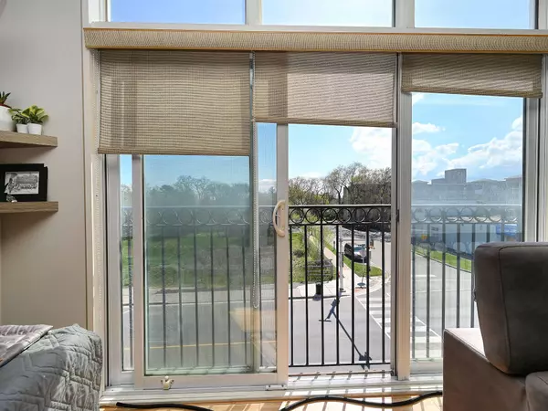 455 Kerr St #302, Oakville, ON L6K 3C2