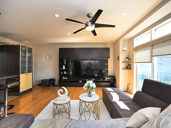 455 Kerr St #302, Oakville, ON L6K 3C2