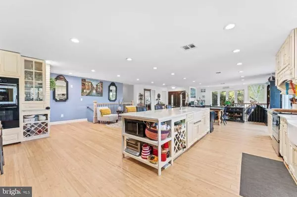 1 ROSSI DR, Clinton, NJ 08809