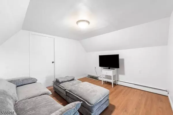 18 Lowden St, Elizabeth City, NJ 07208