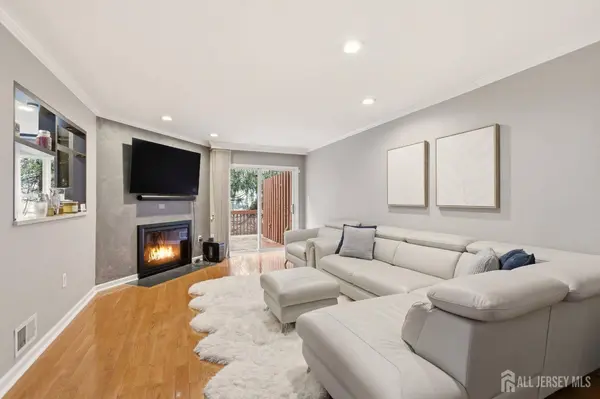 84 Drew CT, Manalapan, NJ 07726