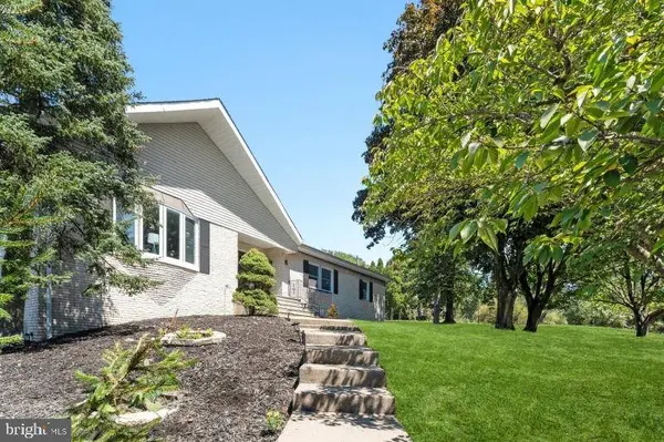 2 ROSSI DR, Clinton, NJ 08809