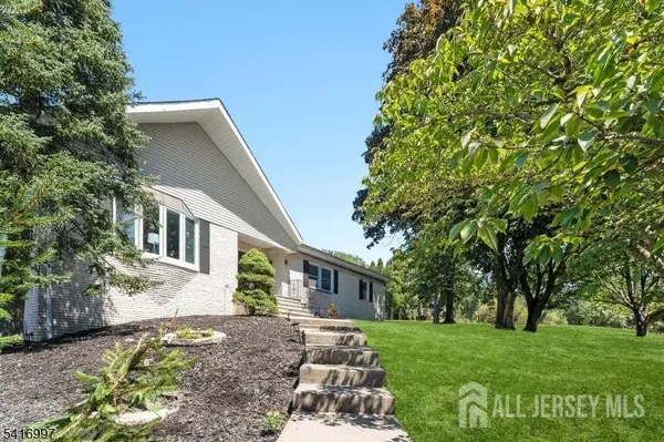 2 Rossi DR, Clinton Town, NJ 08809