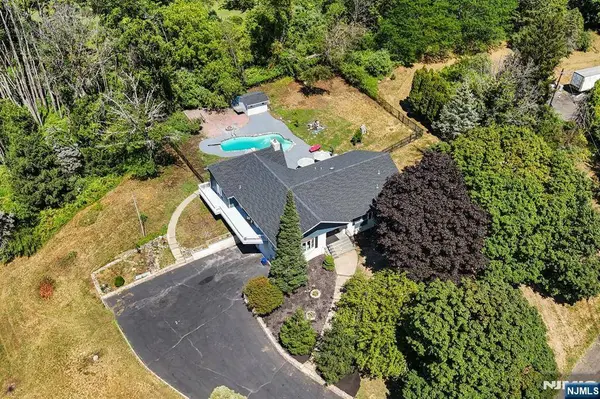2 Rossi DR, Clinton Twp, NJ 08809