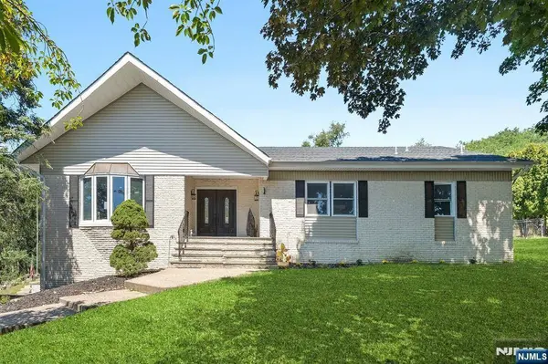 2 Rossi DR, Clinton Twp, NJ 08809